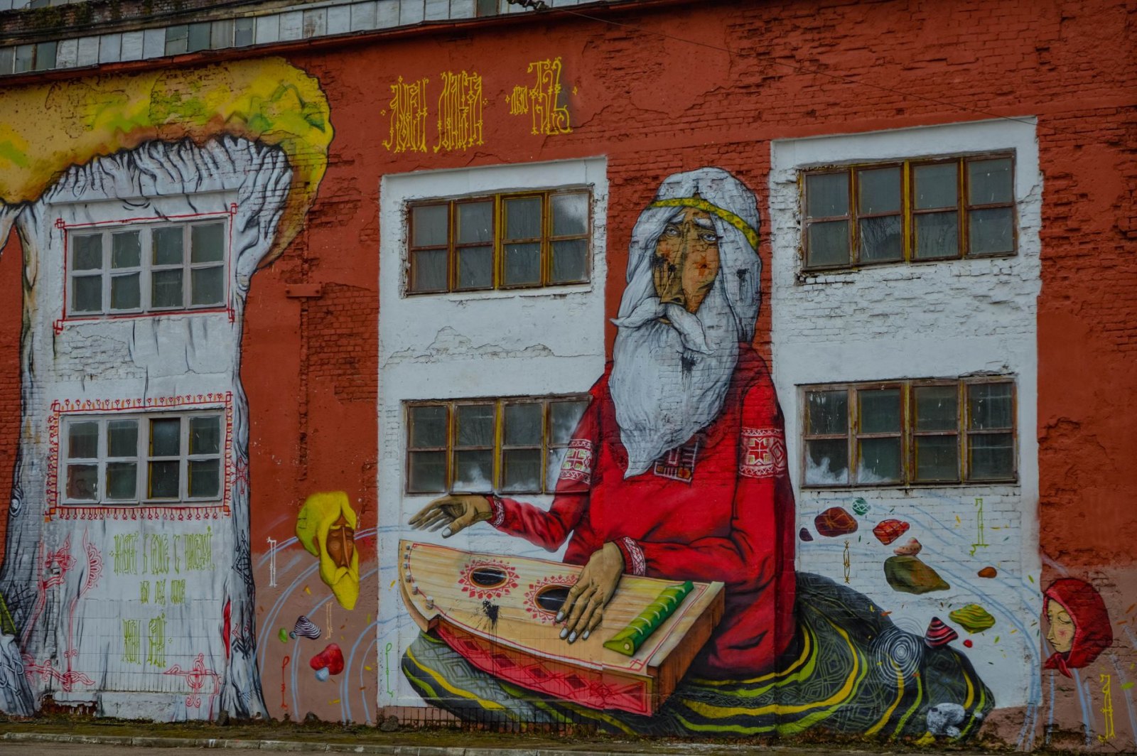 Йошкин кот у театра — ракурс 2